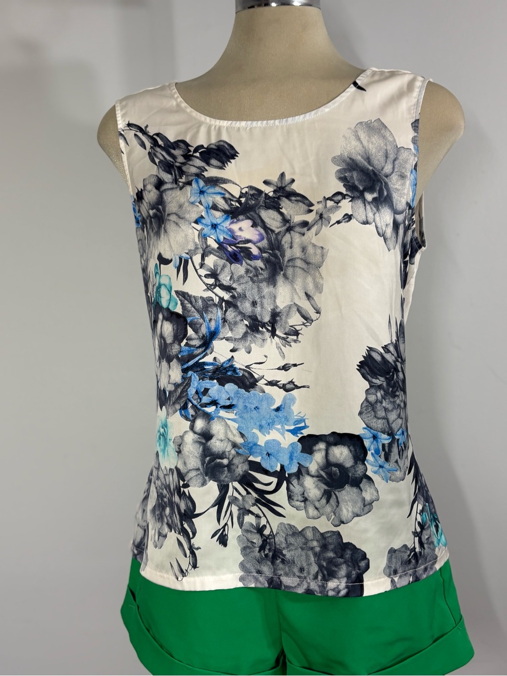 Reitmans White Floral Sleeveless Camisole with Blue Accents
